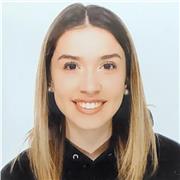 Profesora de lengua ingles y matemáticas imparte clases a niños de primaria