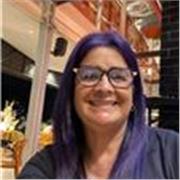 Profesor de ayuda con los deberes escolares en preescolar y primaria