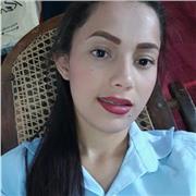 El docente imparte clases a niños de primaria y básica primaria