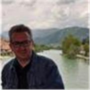 Laureato in giurisprudenza impartisce lezioni di diritto, inglese, storia e geografia