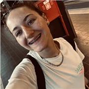 Studentessa che effettua lezioni di ripetizioni per studenti che frequentano dalle elementari alle superiori