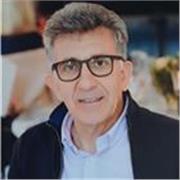 Laureato in Fisica e Dottore in Ricerca impartisce lezioni di Fisica (e Matematica) a studenti Liceo/ Istituti Tecnici, Università