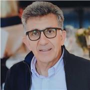 Laureato in Fisica e Dottore in Ricerca impartisce lezioni di Fisica (e Matematica) a studenti Liceo/ Istituti Tecnici, Università