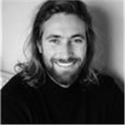 Diplômé en art et histoire de l’art, je transmets la création contemporaine à distance en mêlant design, photographie, vidéo et ex