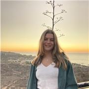 Alumna de 4to medio, niñera y puede ayudar a los niños con sus tareas