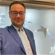 laureato da lezioni di economia aziendale per studenti di scuole superiori e universita