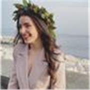 Studentessa impartisce lezioni private per studenti della scuola primaria e secondaria di primo grado