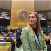 Studentessa di ingegneria impartisce lezioni di matematica a studenti