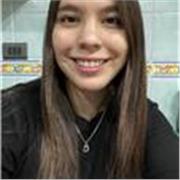 Titulada de pedagogía en ciencias naturales y biología de la Universidad Católica de Chile. Enseña ciencias naturales a estudiante