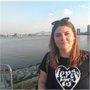 Profesora de inglés, graduada en Estudios Ingleses, con más de 7 años de experiencia en academias