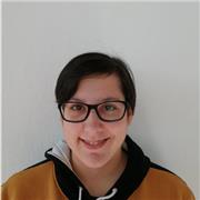 Profesora de inglés reparte clases a niños de todas las edades