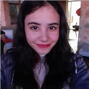 Profesora de portugués imparte clases a personas de cualquier edad