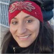 Docente di storia dell'arte impartisce lezioni online per studenti di scuole secondarie di primo e secondo grado