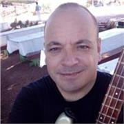 Professor com mais de 30 anos de experiência no ensino de inglês e português para crianças, jovens e adultos, em aulas particulares, cursos livres e escolas da rede pública e privada. Aulas individuais ou para pequenos grupos em casa ou no trabalho. Expe