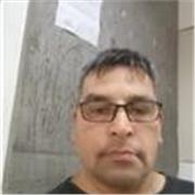 Profesor de español imparte clases a niños y adultos