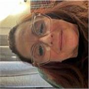 Docente di matematica impartisce lezioni a studenti della scuola secondaria di primo grado e del biennio della scuola superiore