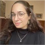 Profesora de lengua castellana y literatura con el bachillerato de humanidades (también apta para enseñar latín y griego), estudio actualmente Derecho y Estudios Internacionales en la universidad