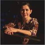 Soy Laura Rosales, pianista y docente de piano, con una sólida formación académica y amplia experiencia en la enseñanza del piano.