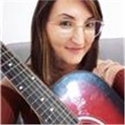 Ciao sono Ilaria ho 28 anni e amo insegnare la chitarra ai bambini! Impartisco lezioni on line di chitarra e musica classica per chi è alle prime armi