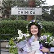 Neo-laureata offre ripetizioni di chimica