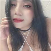 Profesional del diseño visual que utiliza su experiencia en la creación de imágenes, tipografía y otros elementos gráficos.