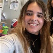Estudiante de arquitectura imparte clase de matemáticas e inglés