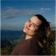 Pedagoga especializada em dificuldades de aprendizagem empenhada em transmitir conhecimento de forma assertiva e adaptada