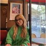 Sono una ragazza diplomata al liceo linguistico con il massimo dei voti e posso dare lezioni di spagnolo e inglese