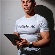 Soy profesional en Actividad Física y Deporte con más de 18 años de experiencia ayudando a personas a transformar sus vidas