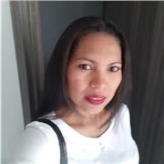 Tutor de ciencias naturales inparte clases a niños de primaria