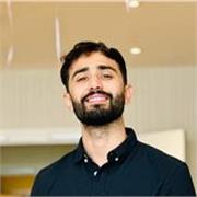 Nachhilfelehrer für Englisch und englische Phonetik, der Kinder und Studenten alle Altersgruppen unterrischt.