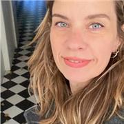 Creative native English tutor helping children, young people and adults build confidence
