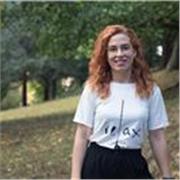 Instructora de yoga integral: meditación, asanas, respiración y filosofía yóguica