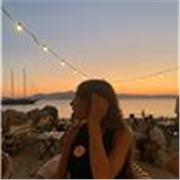 Me defino como una persona comprometida, siempre pensando en mejorar. Mis clases serían dinámicas, creo que así se estudia mejor