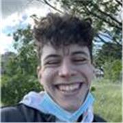 Soy español pero soy bilingüe y puedo dar clases de bastantes materias tanto en ingles como en español
