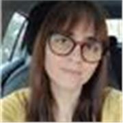 Profesora de apoyo para niños de enseñanza básica