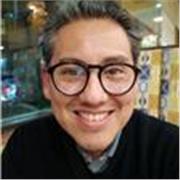 Psicólogo y psicoterapeuta humanista, Master en psicología organizacional, tanatologo, ofrece clases