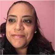 Profesora que imparte clases a nivel primaria