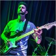 Chitarrista impartisce lezioni di chitarra elettrica