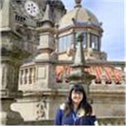 Profesora graduada en Lengua y literatura españolas con Máster en Educación Secundaria y en Estudios Medievales.