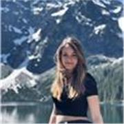 Laureata in lingue (Inglese, Francese)