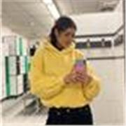 Profesora de niños tanto clase presencial como online