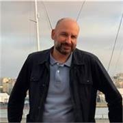 En inglés: principalmente conversación y recursos a gente avanzada.
Guitarra a gente que toca algo y buscan repertorio y comprensi