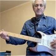 professeur donne cours de guitare folk et électrique en Visio conférence
