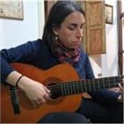 Profesora de música y guitarrista ofrece clases de guitarra para todas las edades
