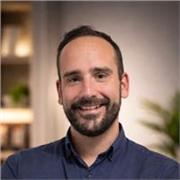 Políglota que durante años ha trabajado de forma cotidiana en el mundo del turismo en inglés, italiano, portugués y francés. 