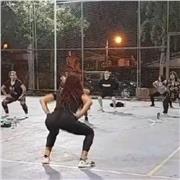 Realizo clases de jump fitness, consta en sesiones de 45 a 60 minutos de ejercicios de poco impacto arriba de un trampolín, se trabaja la mayor parte de los músculos del cuerpo, está disciplina ayuda mucho a combatir el sedentarismo a divertirte y bajar d