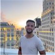 He trabajado con muchos niños y adolescentes que iban al colegio en inglés y los he ayudo no solo con todo lo relacionado al idioma pero también a sentirse cómodos hablándolo.
