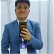 Estudiante reparte clases a alumnos de todas las edades