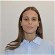 studentessa disposta ad aiutare gli studenti nei compiti e nello studio